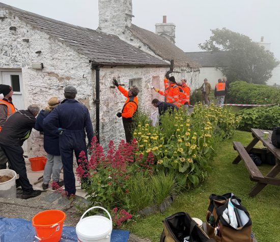 Community Rangers Take Part in Traditional Limewash Workshop at Cregneash